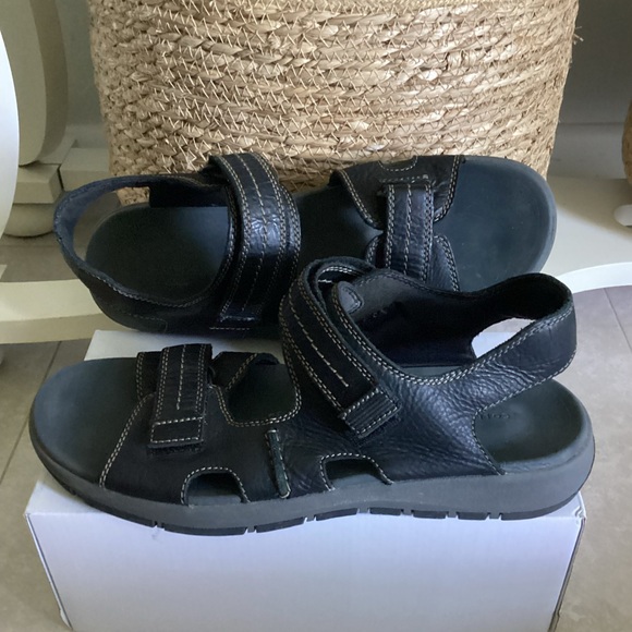 Clarks Other - Mens CLARKS Sz 11 Walkford Walk leather sandals fisherman EUC